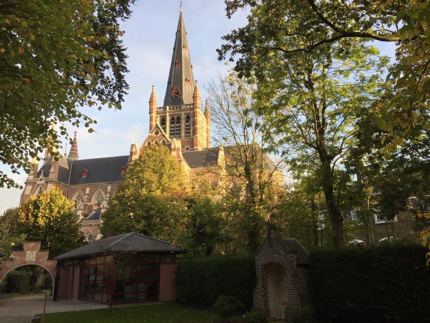Basiliek vanuit het rosarium © bedevaartsoord