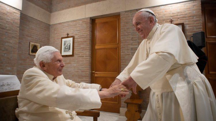 Paus Franciscus tijdens een bezoek aan zijn voorganger emeritus paus Benedictus XVI op 28 november 2020 © Vatican Media