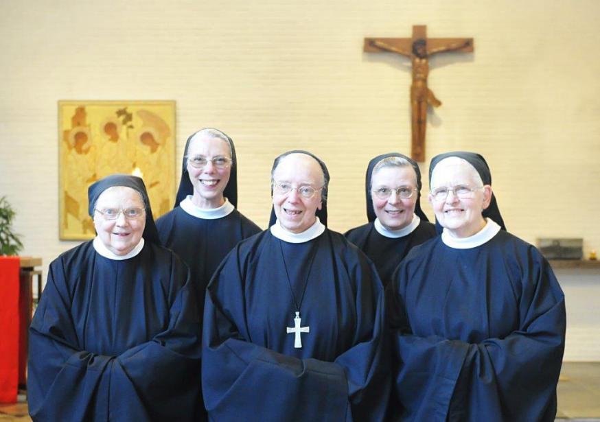 Benedictinessen van Abdij Bethlehem in Bonheiden. Van links: zusters Irmengard, Agnes, Mechtild (abdis), Lutgart en Renata.  © Selina De Maeyer