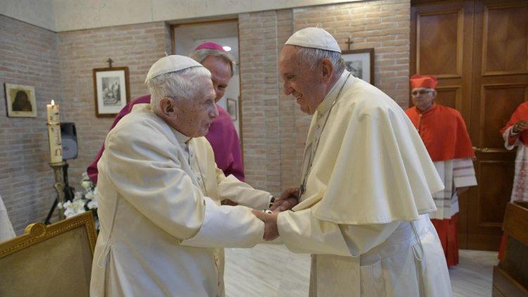 Paus Paus Franciscus met zijn emeritus paus Benedictus XVI © Vatican Media