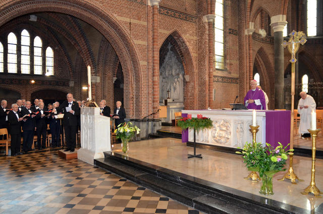 Bisschop Hoogmartens bad het vernieuwde Onzevader in de abdij van Achel. © Tony Dupont