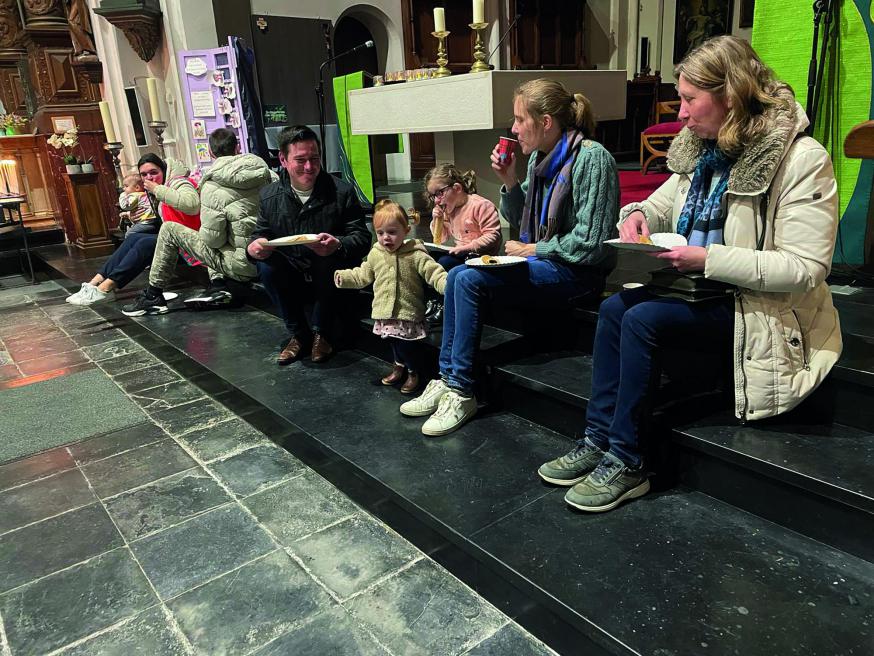 Smullen op de trappen © Parochie Sint-Amelberga