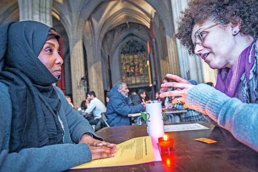 "Refugee Slow Dating" in de Onze-Lieve-Vrouwekathedraal, Antwerpen © Frank Bahnmüller "Refugee Slow Dating" in de Onze-Lieve-Vrouwekathedraal, Antwerpen © Frank Bahnmüller