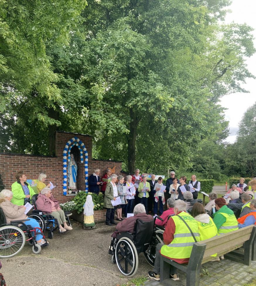 Zingend aan de grot © wzc Sint-Barbara