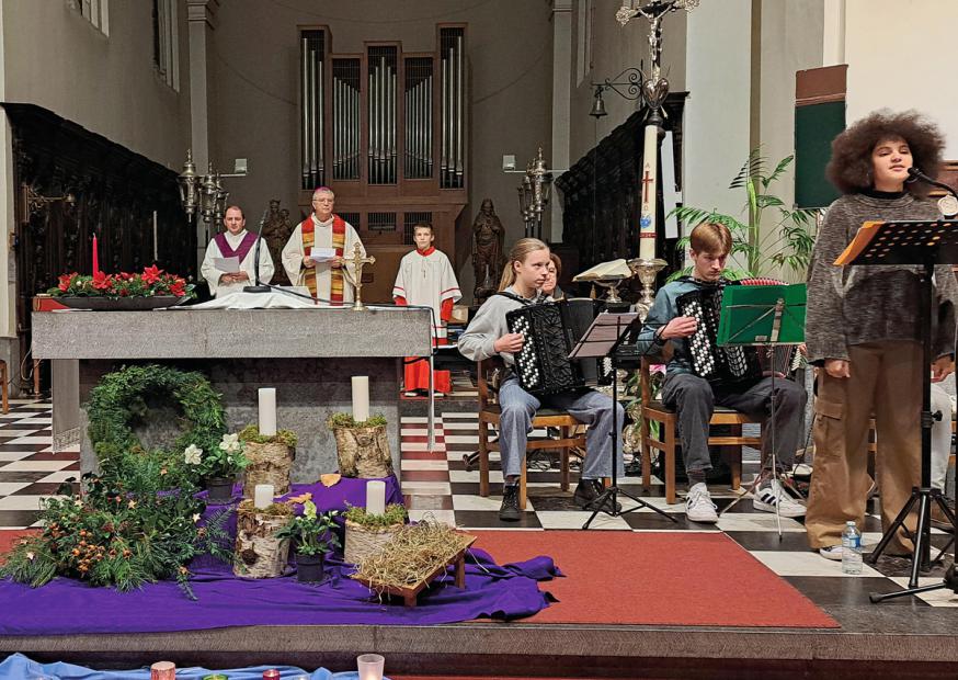 Sikudhani uit Mol, die in 2023 als dertienjarige de finale van ‘The Voice Kids’ won, zong de liederen tijdens de Taizéviering bij de start van de advent in de kerk van Lichtaart. Mgr. Bonny ging de viering voor, die helemaal door jongeren werd voorbereid  © Jasper Hermans