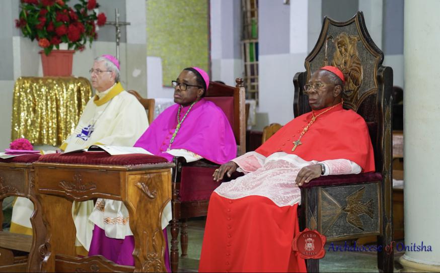 Bisschop Bonny, hulpbisschop Denis Chidi Isizoh van Onitsha, en kardinaal Francis Arinze, emeritus aartsbisschop van Onitsha. © Callistus Okponenwu