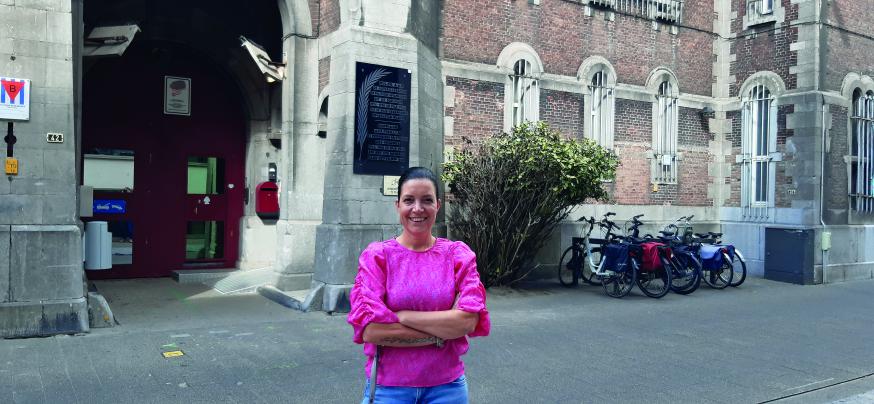An Janssens voor het arresthuis in de Begijnenstraat in Antwerpen: “Katholieke en protestantse aalmoezeniers zijn voor onze gevangenen vaak vertrouwenspersonen en hebben ook echt tijd om naar hen te luisteren.” © Nathalie Milio