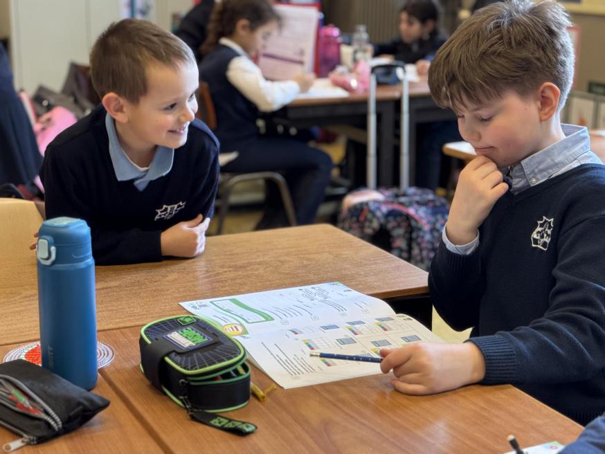Denys en Roman, afkomstig uit Oekraïne, lopen school in het Onze-Lieve-Vrouwecollege in het derde leerjaar. Roman kwam naar de school in de derde kleuterklas, Denys is er nog maar enkele maanden. © Onze-Lieve-Vrouwecollege, Antwerpen