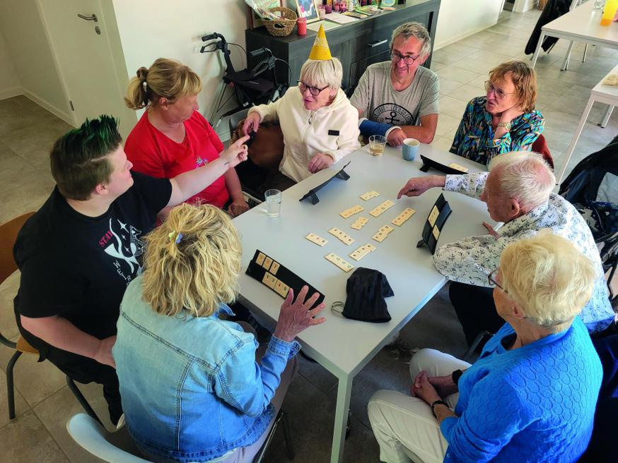 Samen Rummikub spelen verbindt; ondertussen vergeet iedereen even zijn zorgen. © Ilse Van Halst