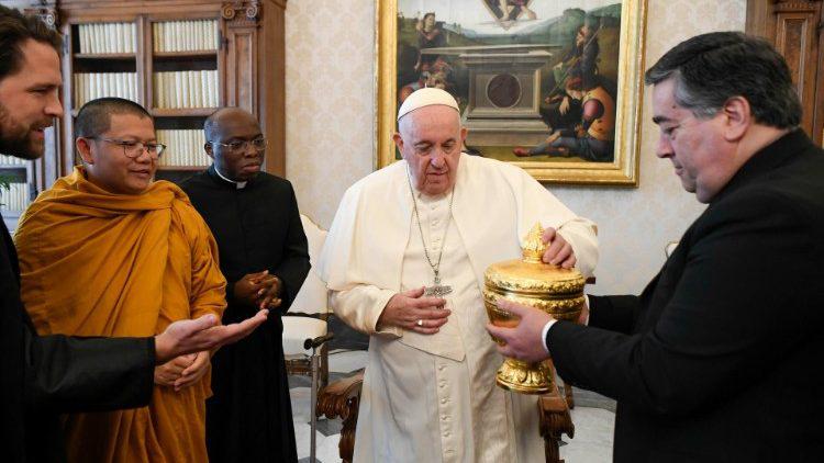 Boeddhistische leiders uit Cambodja bij paus Franciscus © Vatican Media