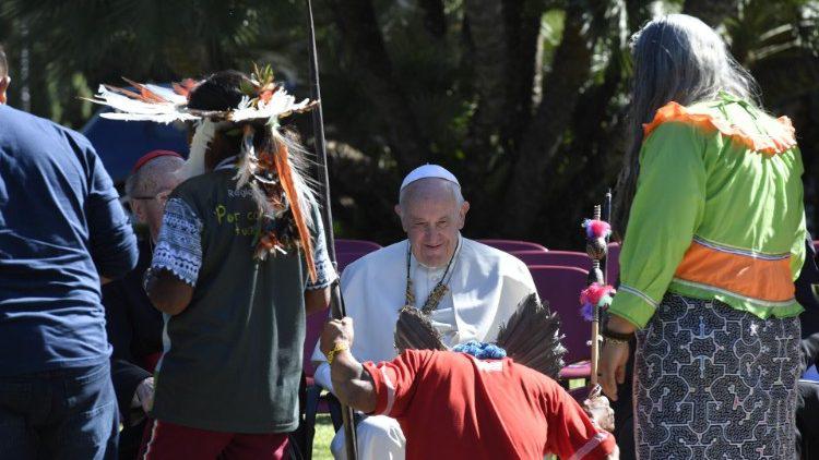 Daags voor de start van de synode planten deelnemers in het Vaticaan een boom. Paus Franciscus draagt de synode op aan de heilige Franciscus van Assisi, wiens feestdag de Kerk vandaag viert. © Vatican News