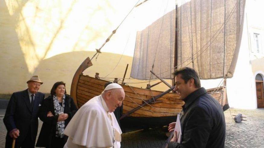 Paus Franciscus neemt de boot in ontvangst © Vatican Media