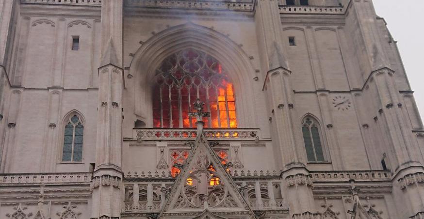 De vlammen zijn duidelijk te zien in het westerportaal van de Sint-Pieters- en Sint-Pauluskathedraal van Nantes © Franceat