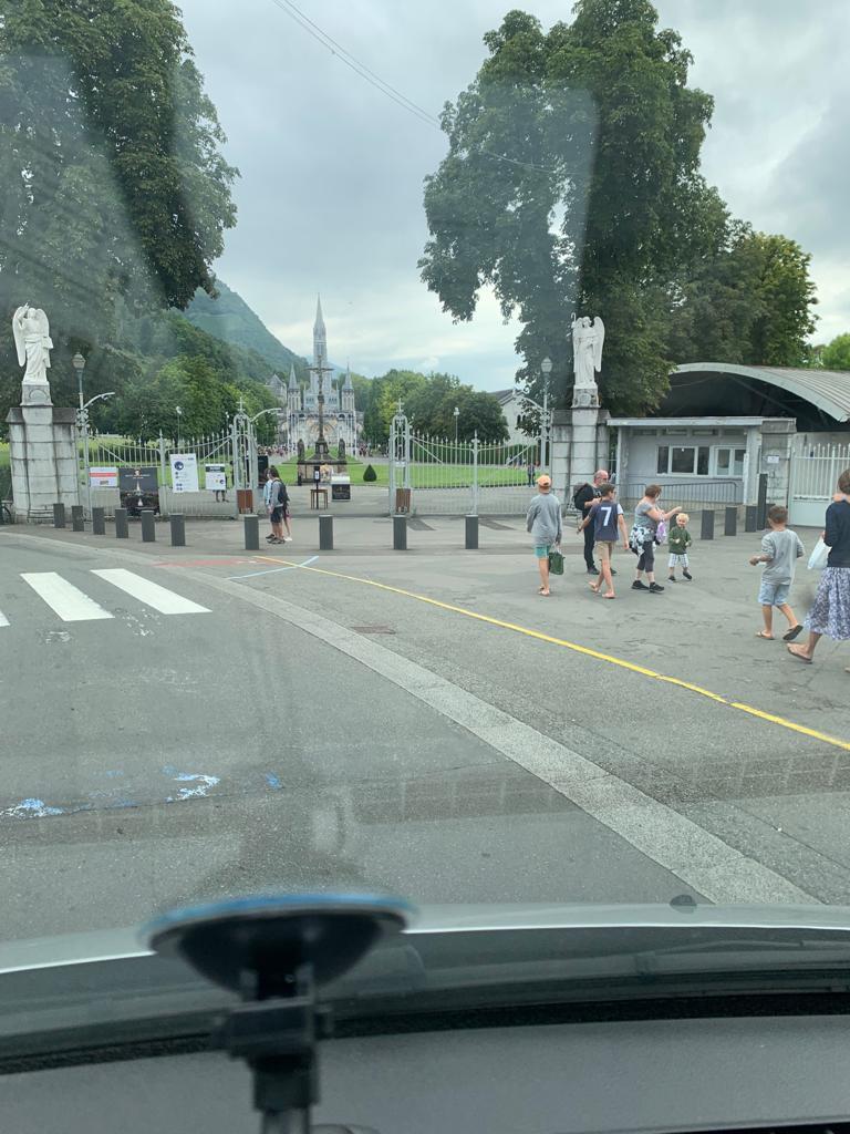 Aankomst in Lourdes met de bus © Bedevaarten bisdom Gent, foto: Jonathan Beyaert 