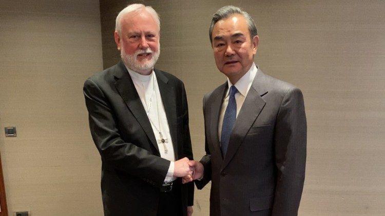 Paul Richard Gallagher en de Chinese minister Wang Yi © Vatican Media