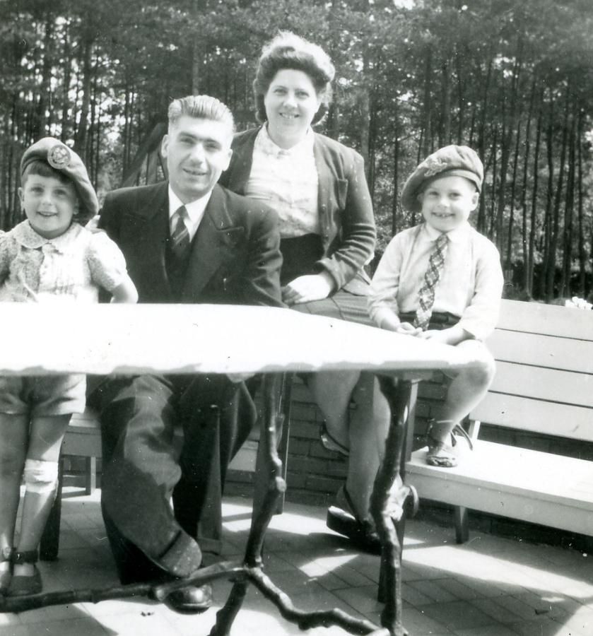 Leopold staat naast vader Flor Peeters, Bruno zit naast moeder Helena Luyten © Privécollectie familie Peeters Leopold staat naast vader Flor Peeters, Bruno zit naast moeder Helena Luyten © Privécollectie familie Peeters