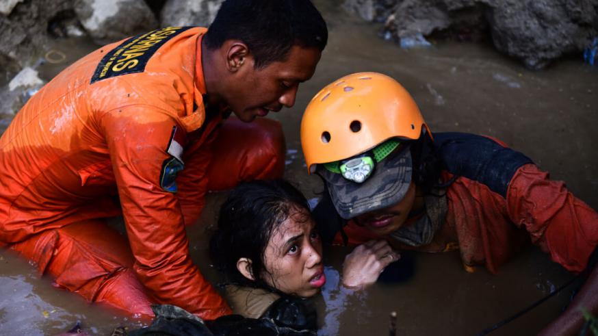 Reddingswerkers zijn druk in de weer na de catastrofe in Indonesië © UNICEF