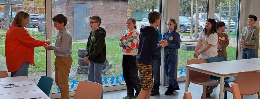 We bestuderen de bijbeltekst van het laatste avondmaal. We leggen de link met de eucharistie en daarna oefenen we het te communie gaan met een letterkoekje. 