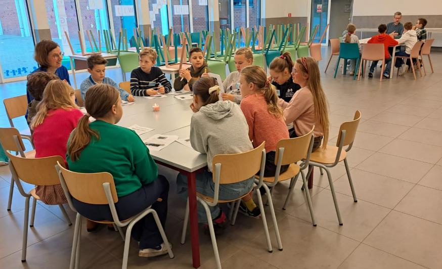 We gaan in gesprek over bidden. We steken een kaarsje aan en bidden even. Daarna maken we nog een gebedsposter. 