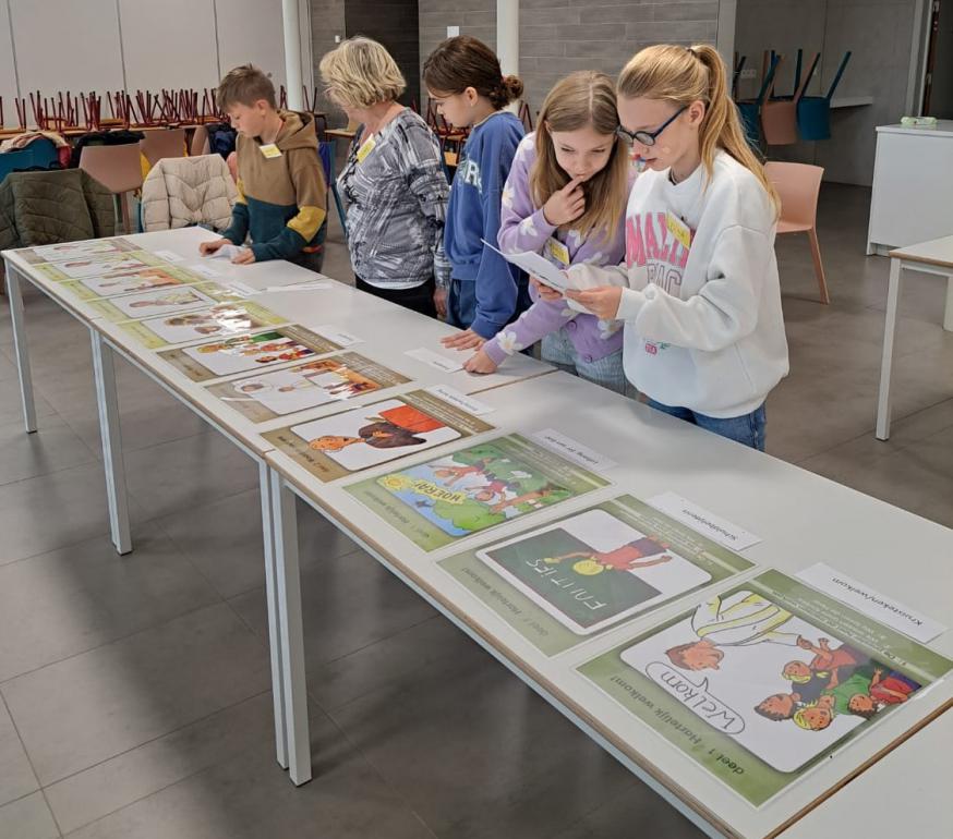 We leren over de onderdelen van de eucharistie en daarna oefenen we dat in door de  juiste titel bij de juiste prent te leggen. 