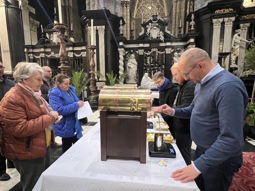 Rita en Julienne kunnen de heilige oliën meenemen naar onze parochie 