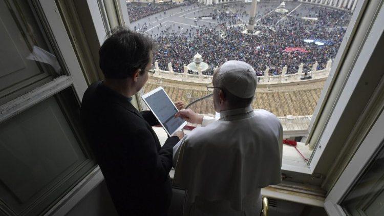 Paus Franciscus lanceert de app Click To Pray © Vatican Media