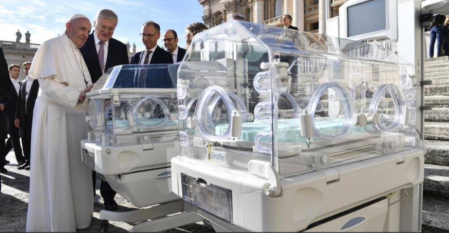 Paus Franciscus met de couveuses © Vatican Media