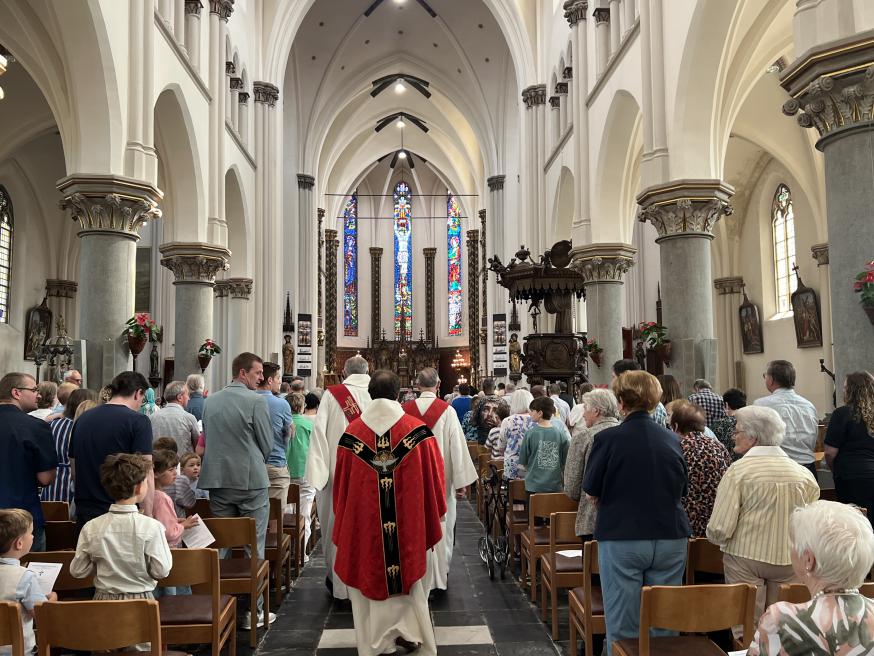 Mooie authentieke gewaden. Op deze kazuifel die priester Jef draagt, is de duif als symbool van de Geest te zien. 