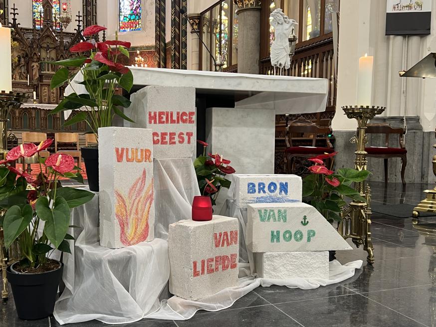 De kerk is altijd mooi versierd. Met Pinksteren wakkert de Geest het vuur aan. In Sint-Gillis-Waas zien we dat in deze stenen. 