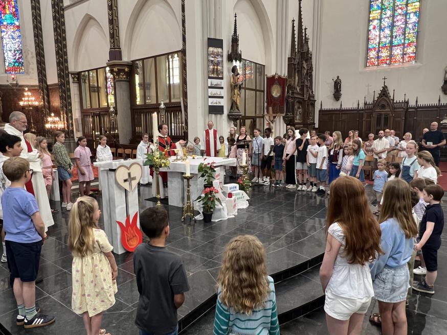 Kinderen bij het onzevader rond het altaar, Sint-Gillis-Waas 