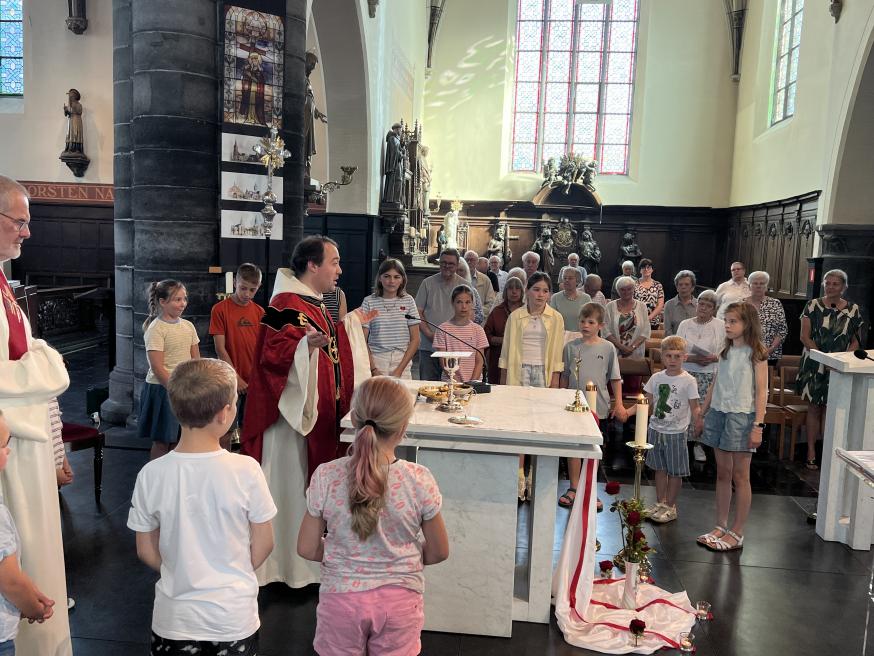 Kinderen bij het onzevader rond het altaar, Stekene 