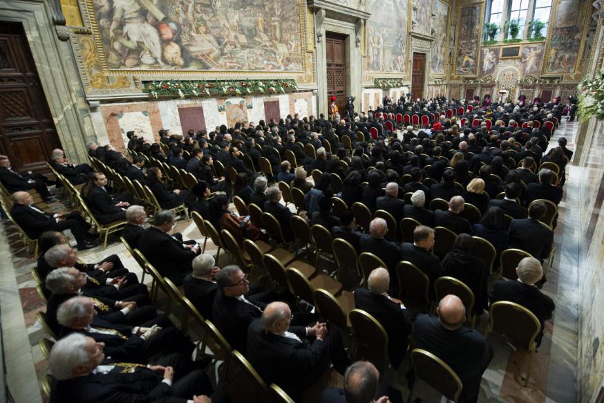 Paus Franciscus spreekt de diplomaten toe © Vatican Media