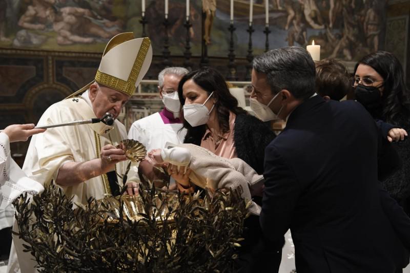 Paus Franciscus doopt kinderen © Vatican Media