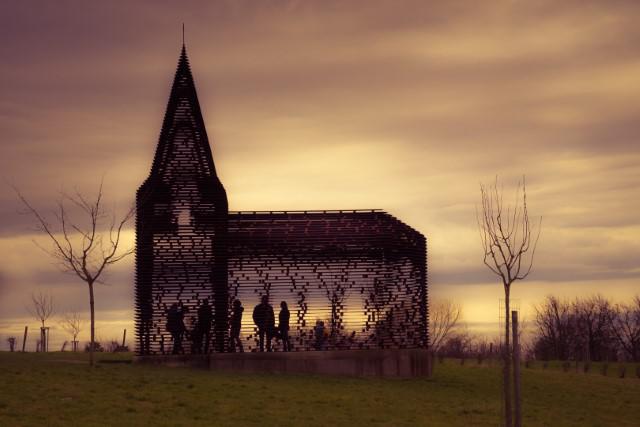 ‘Reading between the Lines’, ook de doorkijkkerk genoemd, is een installatie naar een ontwerp van Gijs Van Vaerenbergh en bevindt zich in de buurt van Borgloon. © Luc Friant; bron: https://lucfriant.myportfolio.com/magic-realism