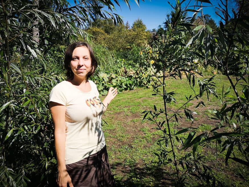 Dorina Pagliaro bij de plek in haar voedselbos waar ze graag een kapel wil bouwen © Sim D'Hertefelt