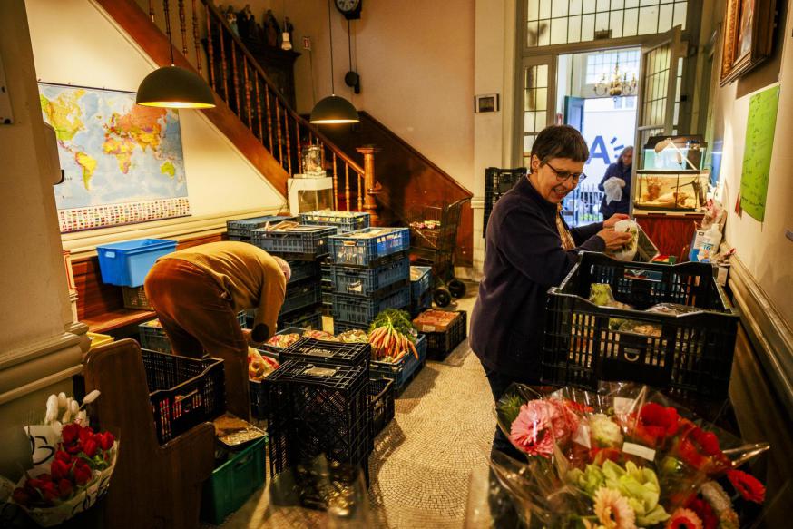 Zuster Rita Somers aan het werk in de voedselbank ‘Sint-Antonius-onthaal’ van vzw De Loodsen te Antwerpen © gva.be
