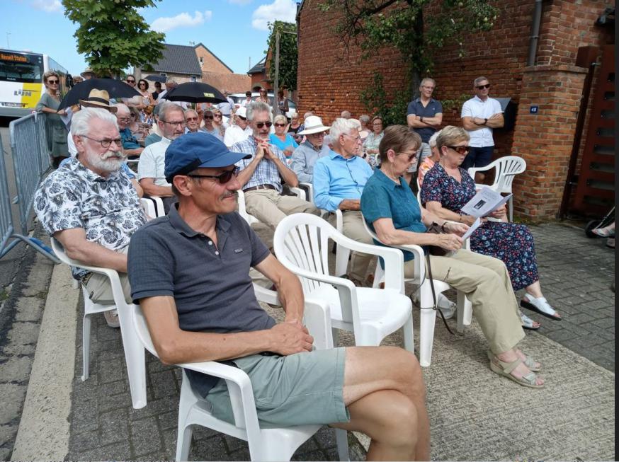 Inzegening van het gerestaureerde kapelletje in de Volkstraat. 