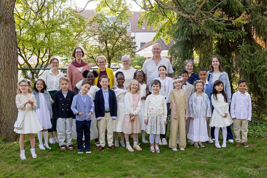 De fantastische groep eerste communicanten van Leuven-Centrum, samen met hun trotse catechistenteam in de Sint-Jozefskerk 