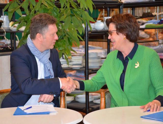 Sant'Egidiovoorzitter Hilde Kieboom en Kurt Van der Herten, voorzitter van de Raad van Bestuur van Kringwinkel © Gledis Shabani/Sant'Egidio Sant'Egidiovoorzitter Hilde Kieboom en Kurt Van der Herten, voorzitter van de Raad van Bestuur van Kringwinkel © Gledis Shabani/Sant'Egidio