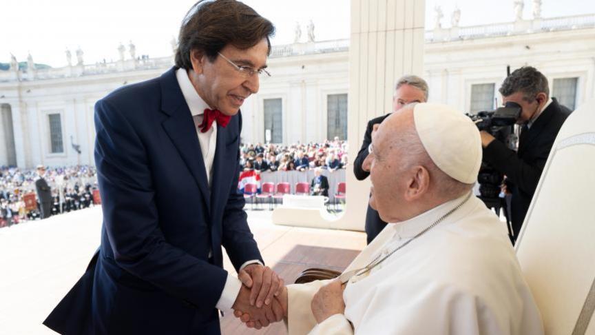 Elio Di Rupo ontmoet paus Franciscus op het Sint-Pietersplein. © Vatican News