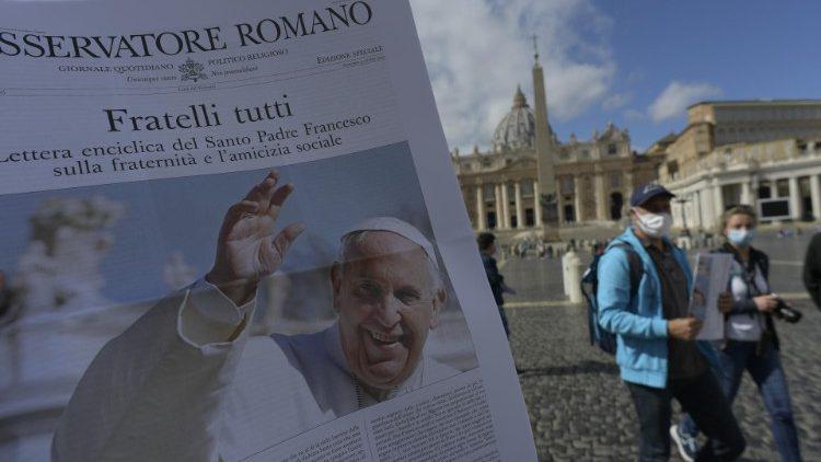 Voor het eerst sinds maanden is er opnieuw een gedrukt exemplaar van L'Osservatore Romano © Vatican Media