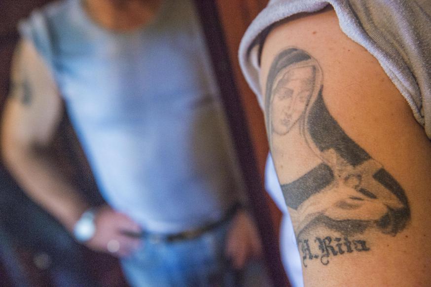 Eric voelt zich door Sint-Rita beschermd en liet haar daarom op zijn arm tatoeëren. © Frank Bahnmüller