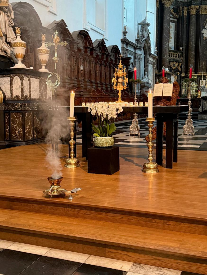 Eucharistische aanbidding in de Abdijkerk Ninove © Alexander Vandaele