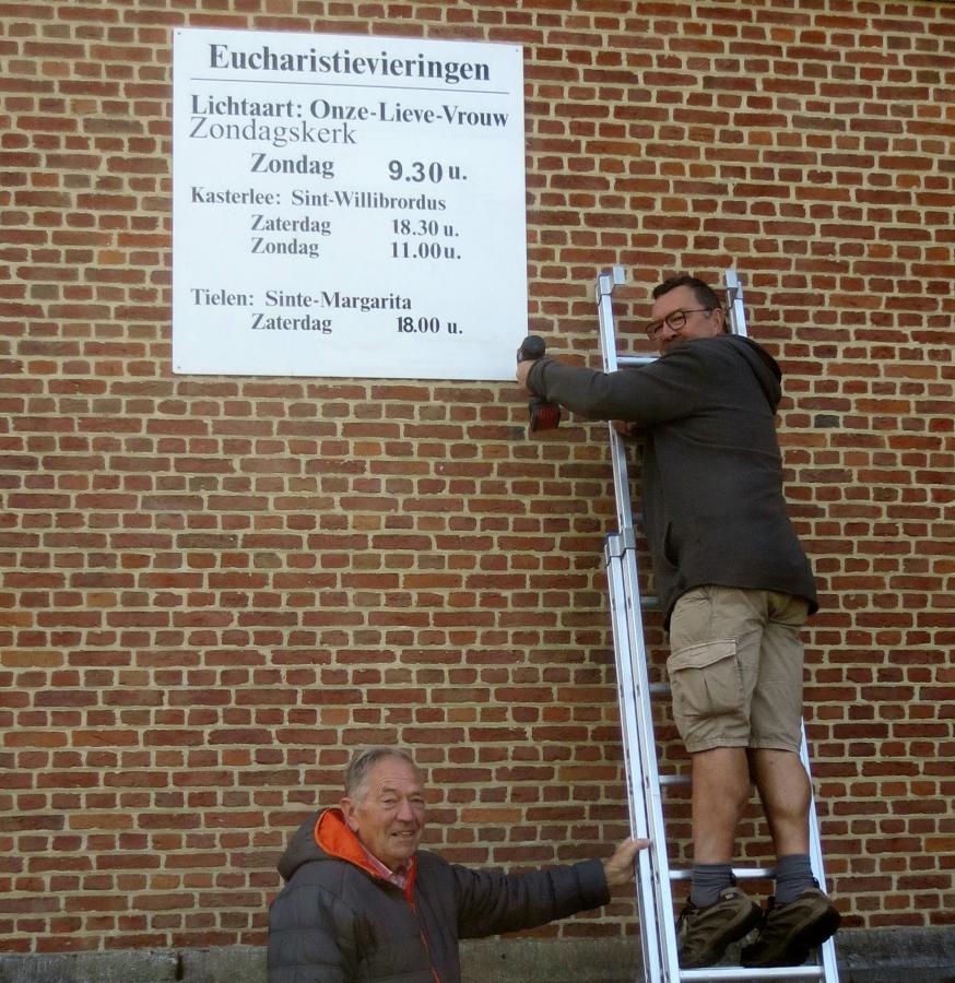 nieuw bord uurregeling © parochie Onze-Lieve-Vrouw Lichtaart nieuw bord uurregeling © parochie Onze-Lieve-Vrouw Lichtaart