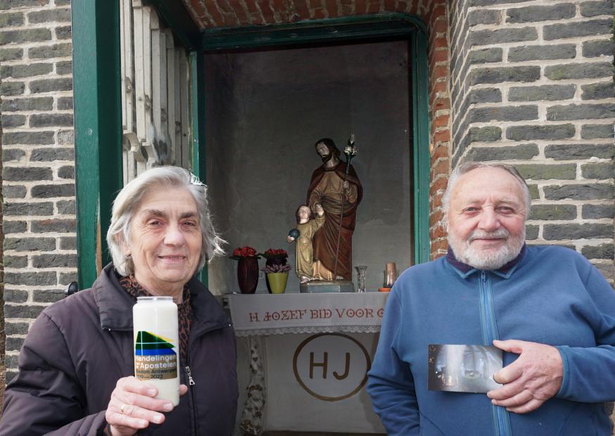 Francine en Hugo bij de 150 jaar oude Sint Jozef kapel. © parochie Onze-Lieve-Vrouw Lichtaart Francine en Hugo bij de 150 jaar oude Sint Jozef kapel. © parochie Onze-Lieve-Vrouw Lichtaart
