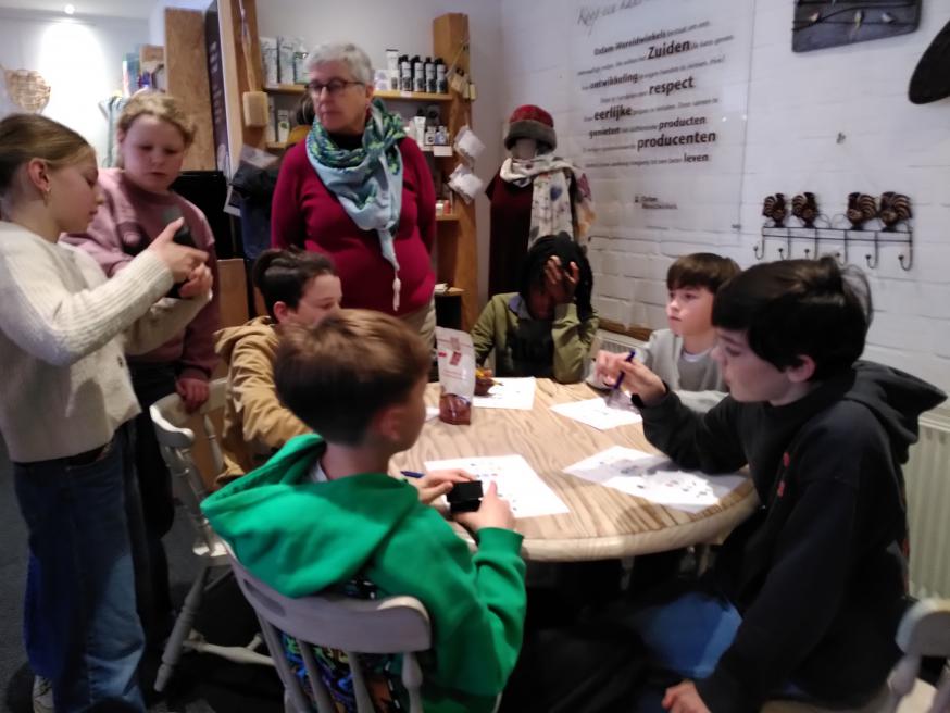 Bezoek aan de wereldwinkle. © Lichtaart Onze-Lieve-Vrouw