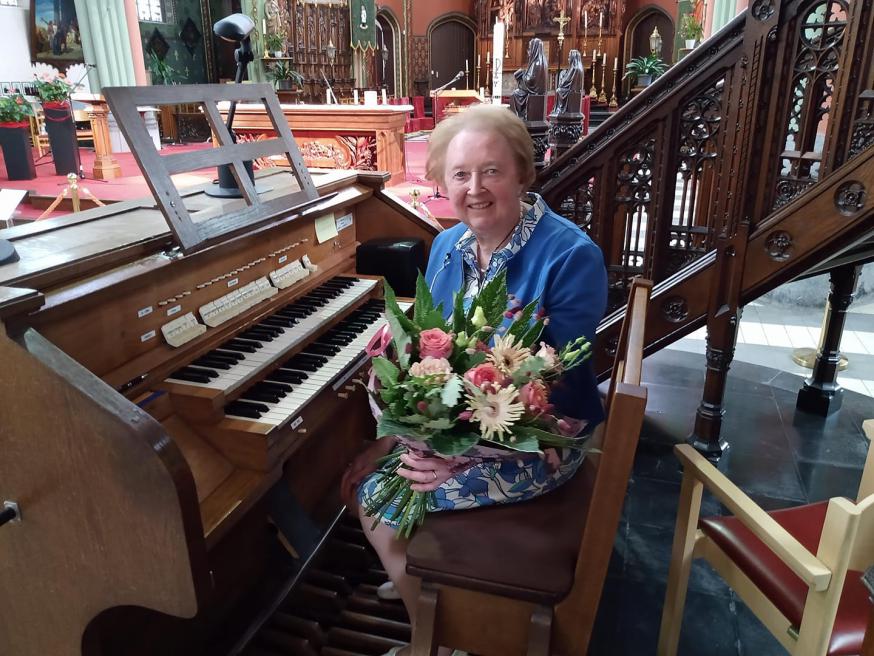 Nicole bij haar vertrouwde orgel van, de Sint-Eligiuskerk © M.N.