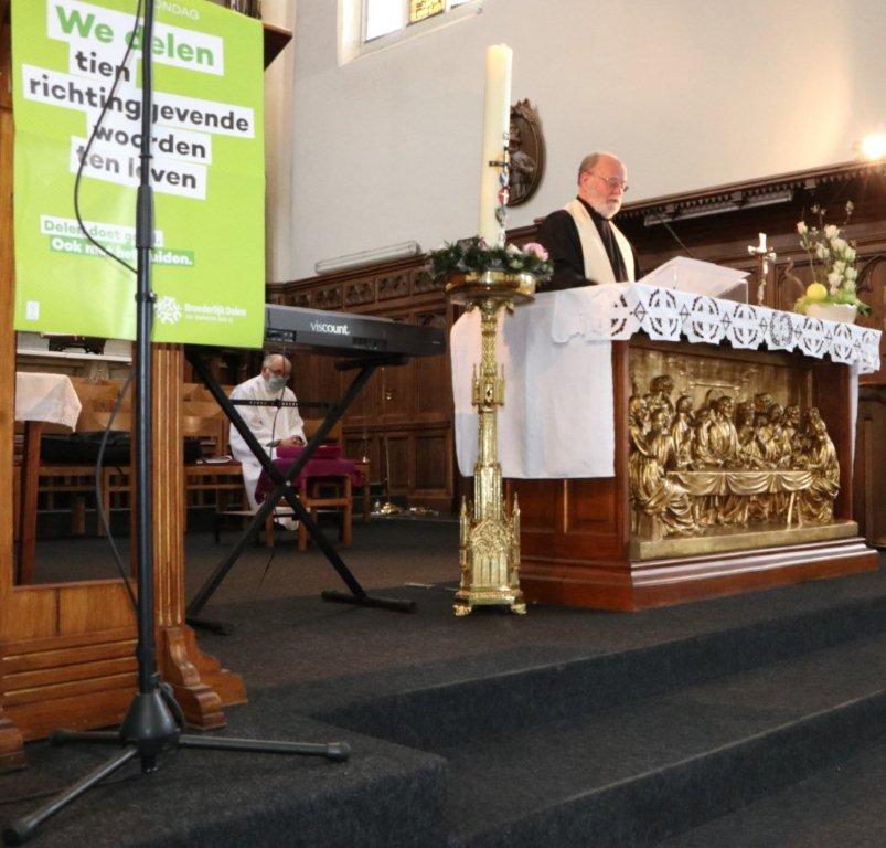 Dominee Freund uit Hengstdijk ging voor in de vieringen 