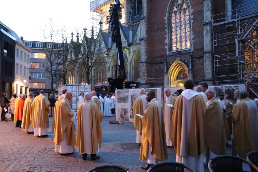CHRISMA – VIERING. 