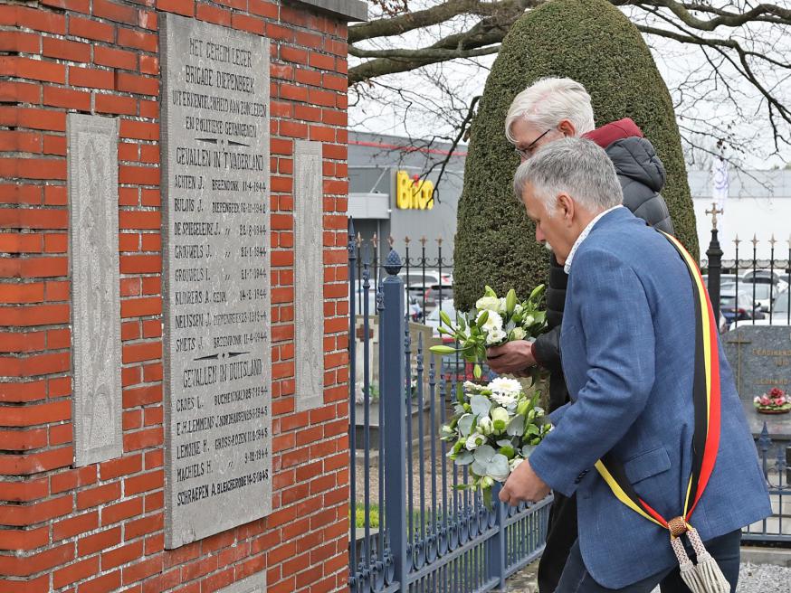 Hulde voor 2 Diepenbeekse partizanen. 